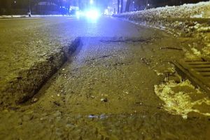 Atenţie! Au apărut gropile pe proaspăt asfaltata Cale Alexandru Ioan Cuza. Prima victimă