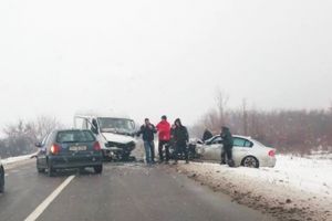 Bărbat rănit la Albina după ce un microbuz a derapat şi a ajuns pe contrasens