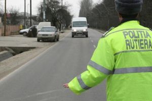 Au fost TRASE  focuri de ARMĂ, după ce a LOVIT o maşină de POLIŢIE şi a FUGIT. Şoferul este CĂUTAT de autorităţi