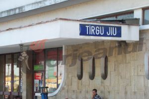 Trei persoane au fost lovite cu pumnii şi picioarele, în gara din Târgu-Jiu