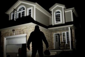 SPARGERE INEDITĂ la o casă de vacanţă. Ce a făcut HOȚUL în casa jefuită
