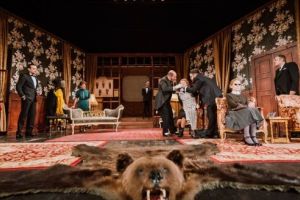 RECENZIE. Crime perfecte (şi momente amuzante) pe scena Teatrului Naţional Târgu Mureş