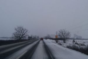 FOTO&VIDEO. Circulaţie dificilă pe drumurile din Satu Mare. Zăpada, ,,alungată” cu sarea şi lopata