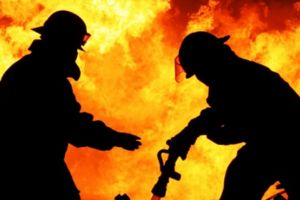 INCENDIU in Ploiesti, pe strada Dobrogei (Malu Rosu). Ard 3 case!