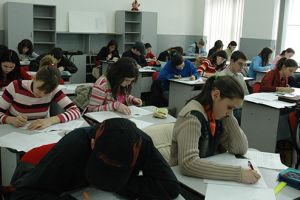 Sună din nou clopoţelul. Elevii se întorc la şcoală