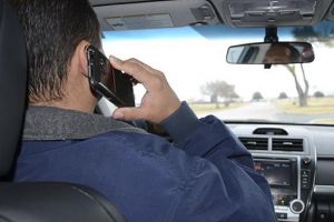 Proiect de lege: şoferii surprinşi cu telefonul în mână se vor alege cu permisul suspendat