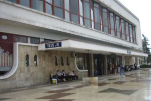 Persoane fără adăpost, lovite cu pumnii şi picioarele în gara din Târgu-Jiu
