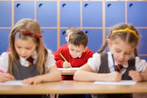 Elevii se întorc astăzi la şcoală. Îi aşteaptă curând altă vacanţă