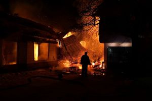 Incendiu puternic la Dorolea. Două case afectate de foc, 40 iepuri au ars (FOTO)