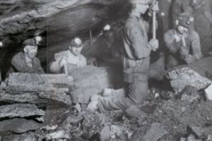 Complexul Energetic Oltenia paralizat de greva minerilor, extinsă azi dimineaţă la nouă din cele zece exploatări. Ministerul Energiei caută soluţii