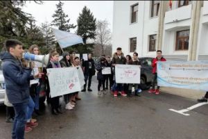 ELEVII din CONSTANȚA încep cursurile cu PROTESTE