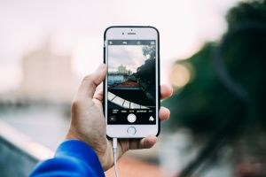 Vânzătorii chinezi de iPhone-uri scad preţurile în urma avertismentului privind vânzările