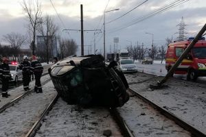 Accident pe Calea Borşului: Un BMW a ieşit în decor, două persoane au fost rănite (FOTO)