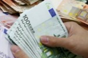 Bancile vand euro la casele de schimb cu peste 4,7 lei