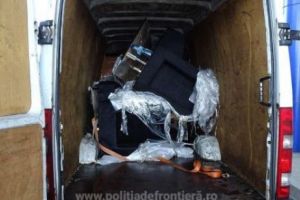 MIGRANȚI descoperiţi în „mobilier la comandă”. Unde s-au ascuns străinii