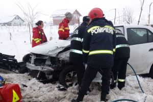 Coliziune frontală la ieşire din localitatea Bisericani. Șoferiţa unui autoturism a rămas încarcerată