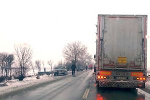 Patru răniţi, dintre care unul grav, după ce şoferul unui Opel a pierdut controlul maşinii
