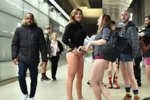 Ziua FĂRĂ PANTALONI pe străzile Londrei. Foto în articol