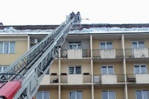 Ţurţuri de gheaţă înlăturaţi de pompieri