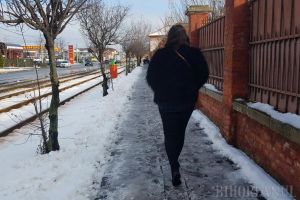 Frontieriştii sunt puturoşi! Trotuarul din faţa Inspectoratului Poliţiei de Frontieră Oradea e acoperit de zăpadă şi gheaţă (FOTO)