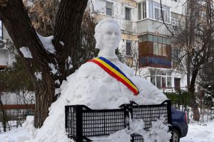 Un gălăţean l-a „cioplit” pe Eminescu în gheaţă