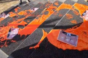 FOTO Protest la Ministerului Justiţiei după crima de la Mediaş. S-a aruncat cu vopsea roşie şi cuţite