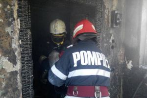 Incendiu provocat de o aerotermă: Acoperişul unei case, dar şi două tone de porumb, arse în Cheresig