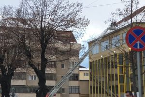 VIDEO Cade zăpada de pe clădirea Carrefour de pe Victoriei