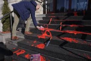 Sediul Ministerului Justiţiei, vandalizat de #rezist. Mai mulţi protestatari, ridicaţi de poliţişti
