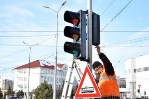 Atenţie la semnalele luminoase! Sensul giratoriu Decebal - Primăriei va fi semaforizat