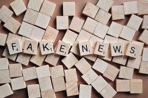 Persoanele peste 65 de ani distribuie cele mai multe ştiri false în mediul online
