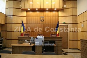 La un pas de tragedie intr-un mall din Constanta! Un panou publicitar s-a prabusit peste o mamica si un copil. Verdict final