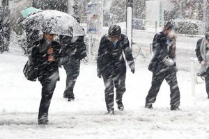 O nouă atenţionare a meteorologilor: Viscol, ninsori şi polei până miercuri seara
