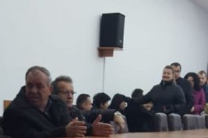 Într-o şedinţă fulger – Jumătate dintre angajaţii Primăriei Motru, puşi să-şi aprobe tăieri salariale! Funcţionarii nu au fost de acord să renunţe la drepturi