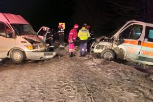 FOTO: Ambulanţă implicată într-un accident la Bălceşti! Pacienta şi şoferii au ajuns la spital