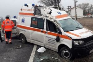 ACCIDENT grav în care a fost implicată o AMBULANŢĂ. Două echipaje de DESCARCERARE au intervenit de URGENŢĂ
