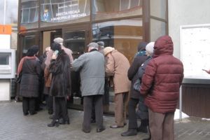 Prima zi de plată a impozitelor: cozi mici la ghişee, 45.000 de oameni încă n-au plătit pe anul trecut