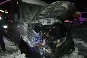 Microbuz  INCENDIAT INTENȚIONAT. A ars ca o torţă