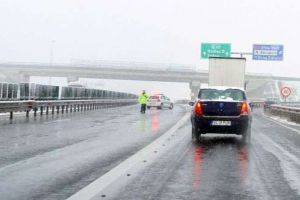 VIDEO: Intervenţie de deszăpezire pe autostrada A1, între  Cunţa şi Pianu, luni noaptea spre marţi
