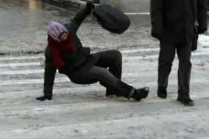 Nouă sibieni la Urgenţe după ce au căzut luni pe gheaţă