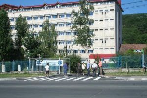 Protest la Vâlcea. Un copil cu pneumonie severă a fost tratat pentru roşu în gât