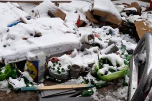 Poliţia Locală împarte amenzi pentru gunoaiele de lângă pubele. Alte cinci asociaţii puse la plată