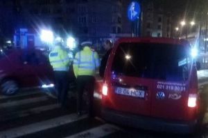 Angajat al Poştei Române cercetat după ce a urcat băut la volan şi a intrat cu maşina într-un stâlp