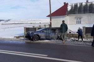 Tânăr rănit, după ce autoturismul condus de el s-a răsturnat la Milişăuţi