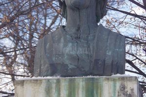 Bătaie de joc cu singurul bust al poetului Mihai Eminescu din municipiul Suceava