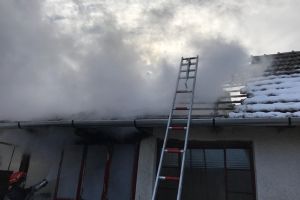 Intervenţie a pompierilor după ce un imobil a fost cuprins de flăcări, în Timiş
