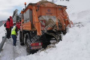 Avalanşa din Bucegi a surprins un utilaj. Șoferul s-a salvat în ultimul moment