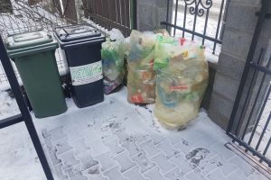 Cititori tion.ro: Sacii galbeni cu deşeuri nu au fost ridicaţi de dinainte de Crăciun la Dumbrăviţa