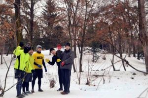 Voluntarii se strâng din nou pentru a curăţa crengile căzute de la zăpadă. Acţiune în Parcul Civic