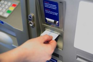 O nouă dovadă de spirit civic la Alba Iulia: Un bărbat a anunţat Poliţia Locală că a găsit într-un bancomat 200 de lei şi un card
